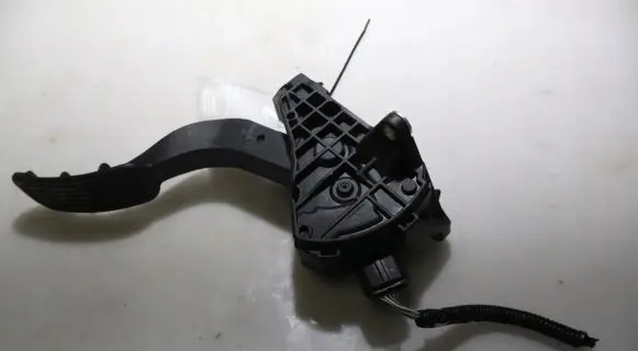 Accelerator throttle pedal