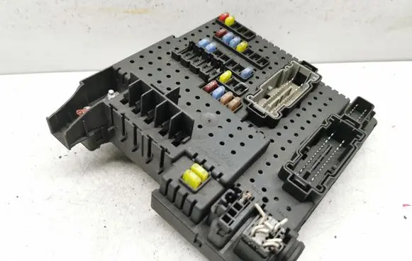 Volvo XC90 Fuse module 30728512 28017881