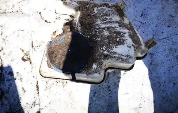 Mercedes-Benz B W245 Windshield washer fluid reservoir/tank 1698690220