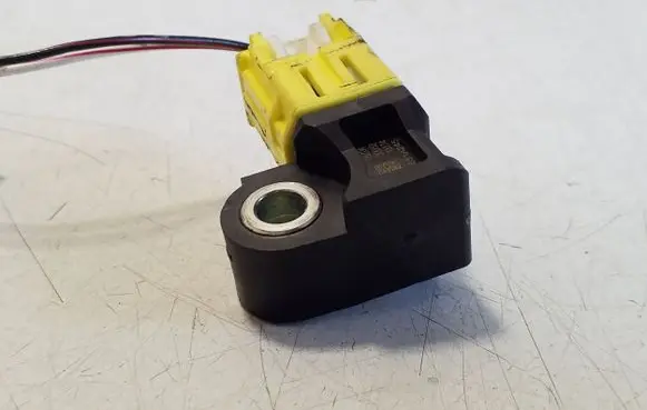 Mitsubishi L200 Airbag deployment crash/impact sensor 8651A245