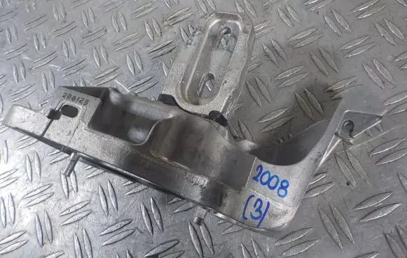 Engine mount vacuum valve