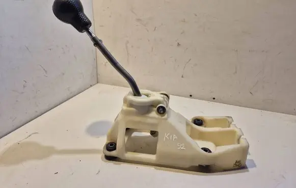KIA Sportage Gear shifter/selector 437001F100
