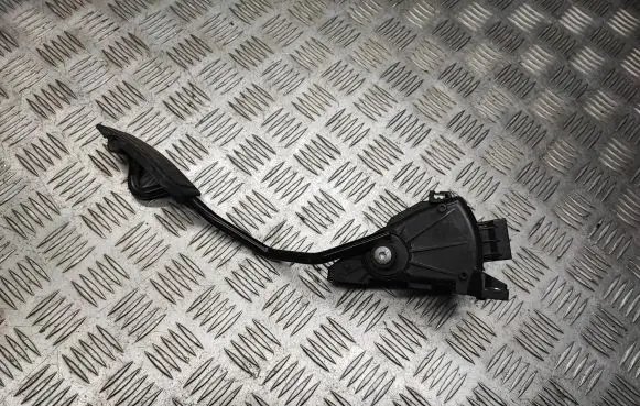 Accelerator throttle pedal