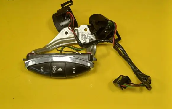 Steering wheel buttons/switches