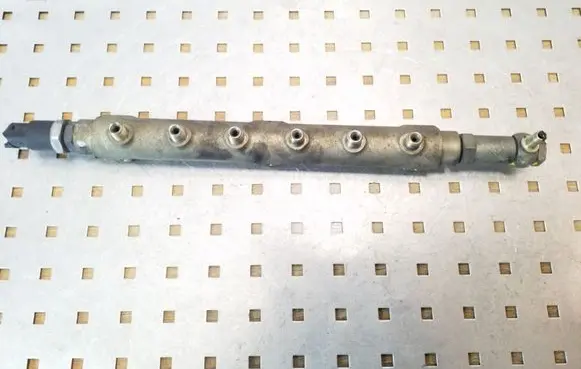 Volvo XC70 Fuel main line pipe 0445215010 8658252 0281002527