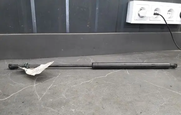 Peugeot 206+ Tailgate strut 