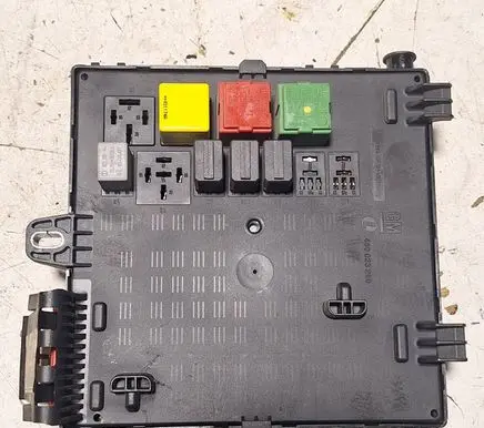 Opel Signum Fuse module 13112909 00080980 519044028