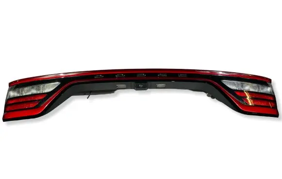 Rear light center trim bar blend