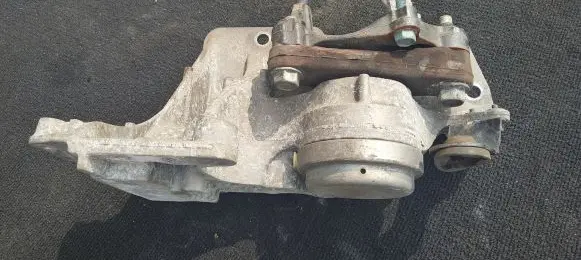 Nissan Qashqai Engine mount bracket 11220JD700