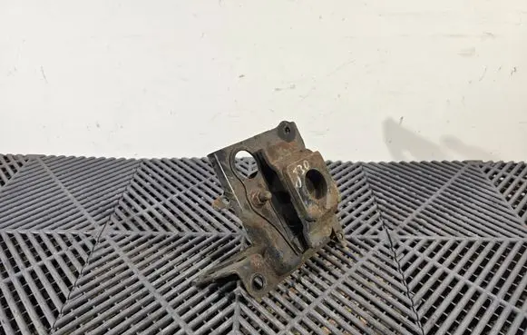 Toyota Prius (XW20) Engine mount bracket