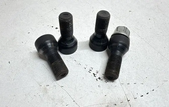 BMW 5 F10 F11 Anti-theft wheel nuts and lock