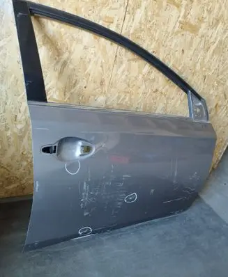 Toyota Auris E180 Front door