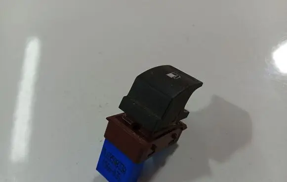Volkswagen Golf V Fuel tank opening switch 7l6959833a