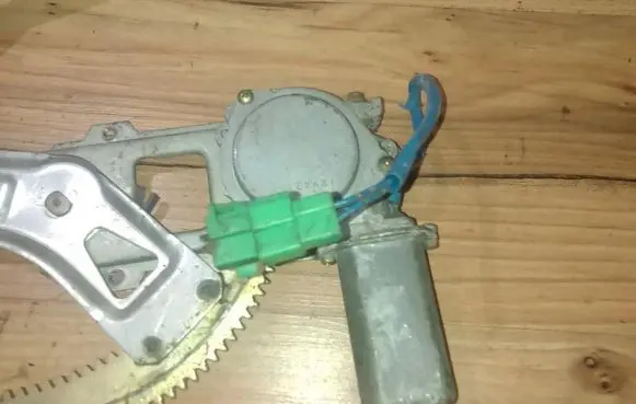 Subaru Impreza I Front door window regulator motor