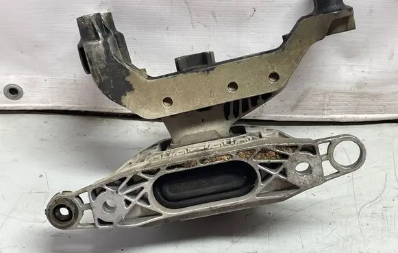 Opel Insignia B Engine mounting bracket 84879826