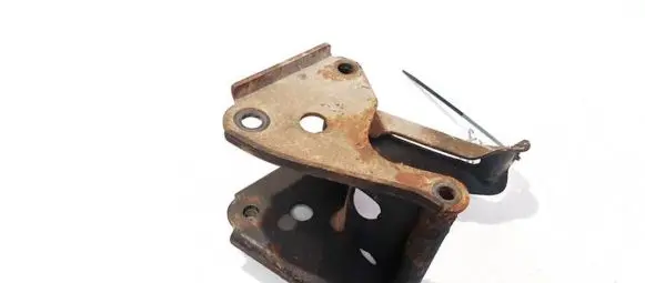 Nissan Primera Engine mounting bracket