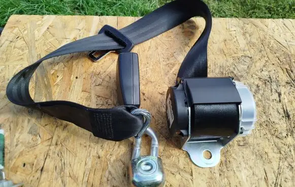 Volkswagen Golf V Middle seatbelt (rear) 602044500 1K0857740D 1K6857807