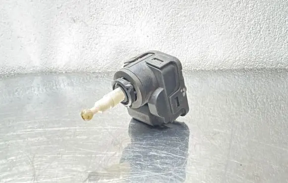 Opel Omega B1 Headlight level adjustment motor 00728230