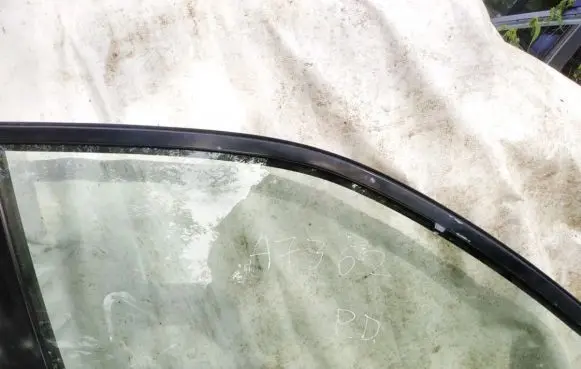 Nissan X-Trail T30 Front door window glass four-door