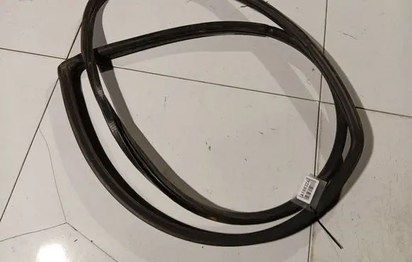 Honda FR-V Rubber seal front coupe door 