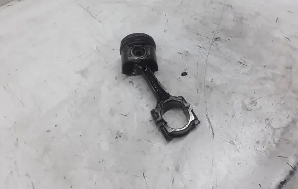 Nissan X-Trail T30 Piston with connecting rod