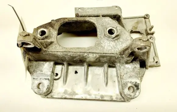 Nissan Note (E12) Engine mounting bracket 038122