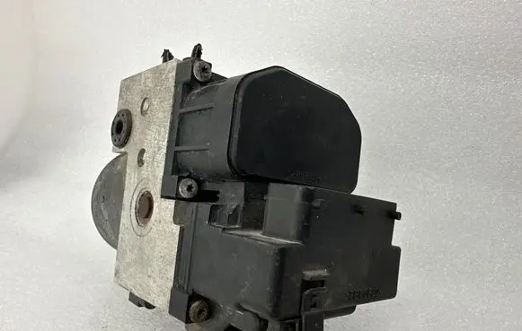 Volkswagen PASSAT B5 ABS Pump 8E0614111K