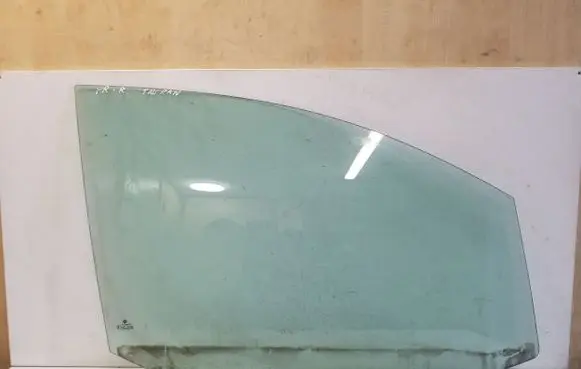 Volkswagen Touran I Front door window glass four-door E143R001582