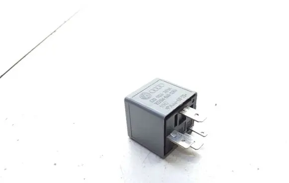 Volkswagen Golf III Hazard warning light relay 1J0906381B