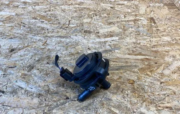 Volvo C40 Water pump 32339643