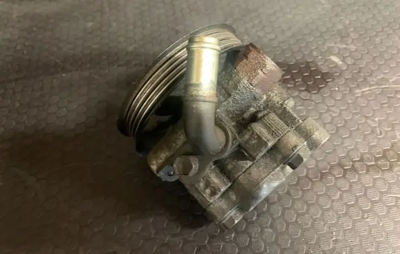Toyota Avensis T250 Power steering pump U4A17751