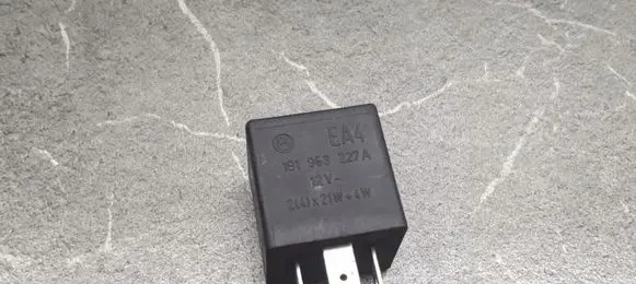Volkswagen PASSAT B4 Fuel pump relay 191953277a