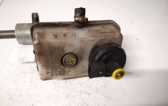 Brake fluid reservoir