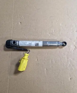 Volkswagen Touareg III Bonnet Pedestrian Airbag Actuator 760823823D
