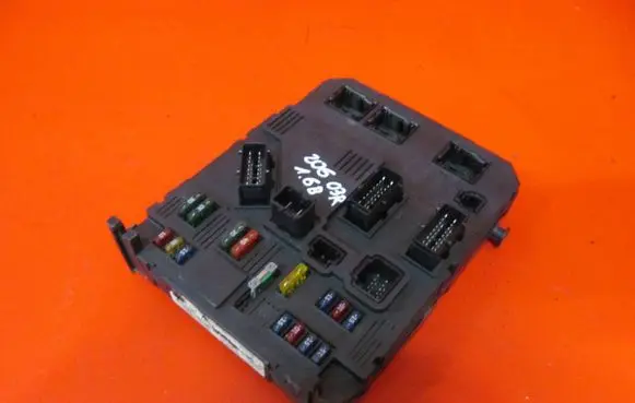 Peugeot 206 Fuse module 9649627880