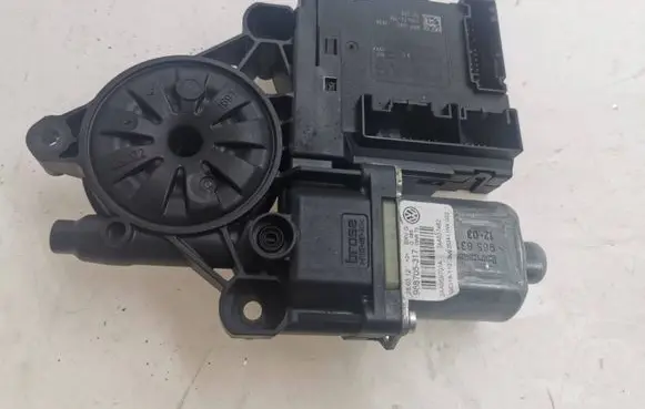 Volkswagen PASSAT B7 Front door window regulator motor 3C0959793C 3AA959701A 988705317
