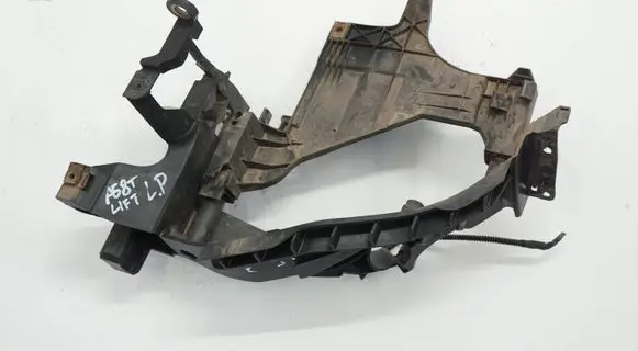 Audi A5 8T 8F Headlight/headlamp mounting bracket 8T0805607ACR