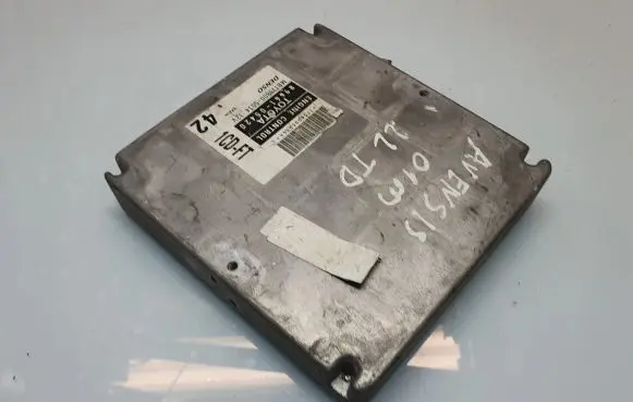 Toyota Avensis T220 Engine control unit/module 8966105420 MB1738005034