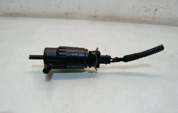 Alfa Romeo Giulia Windscreen/windshield washer pump D283210