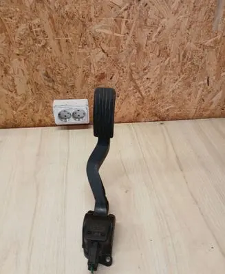 Accelerator throttle pedal