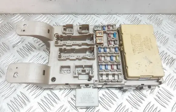 Toyota Corolla Verso E121 Fuse module 8264113040