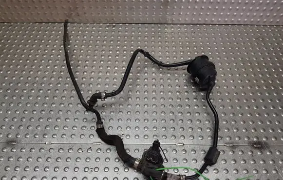 Mercedes-Benz C AMG W204 Fuel line pipe S26370852 A2044700093 A2044700316