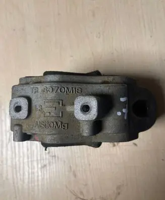 Volvo XC70 Engine mount bracket 30671219 6G926P082AB 6G926P082LB