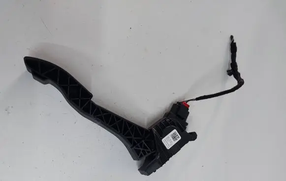 Accelerator throttle pedal