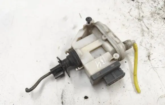 Volkswagen PASSAT B4 Central locking motor 3A0862153B