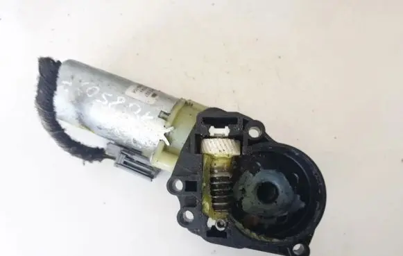 Volvo V50 Seat adjustment motor 0130002527 198389-104