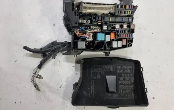 Toyota Verso Fuse box set 8266205160 9374