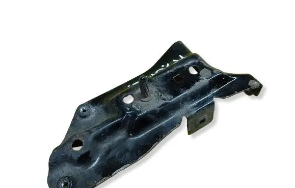 Audi A3 S3 8P Fender mounting bracket 8P0821135B