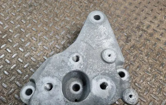 Gearbox mounting bracket