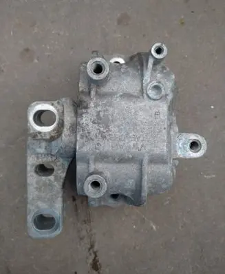 Skoda Yeti (5L) Engine mount bracket 1K0199262